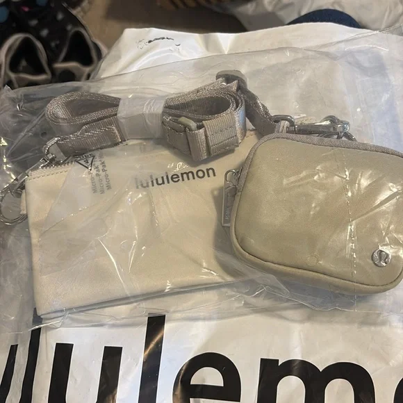 LULULEMON DUAL POUCH SLING
RAW LINEN/BONE - Picture 13 of 14